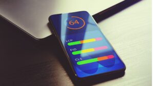 Un téléphone poser sur une table montrant les core web vitals d'un site