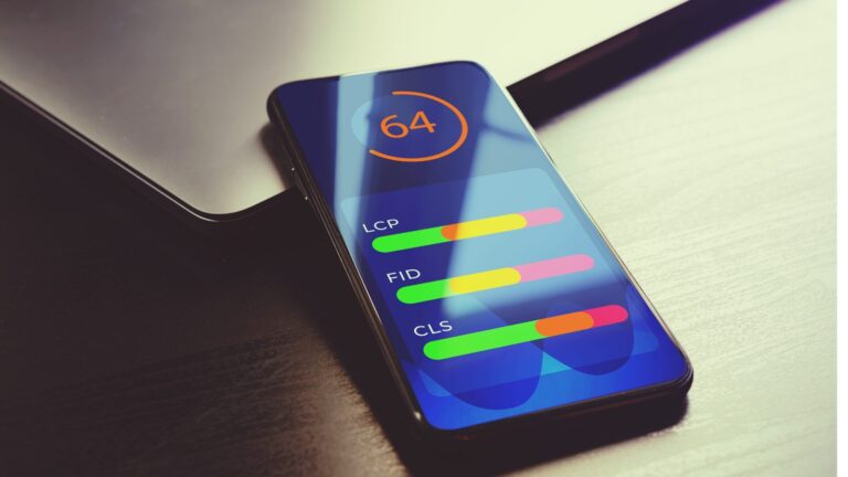 Un téléphone poser sur une table montrant les core web vitals d'un site