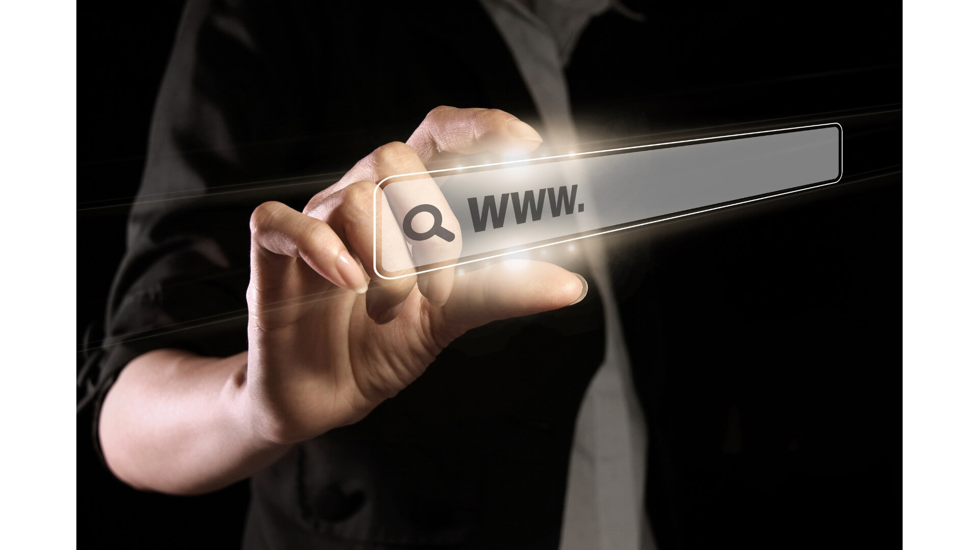 une personne touche une barre de recherche ndd